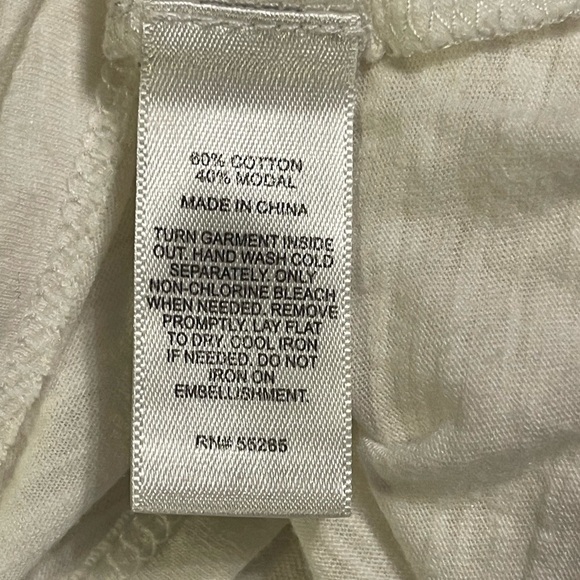 Express Women’s Medium Sequined Lips Round Neck Tee - Picture 9 of 9